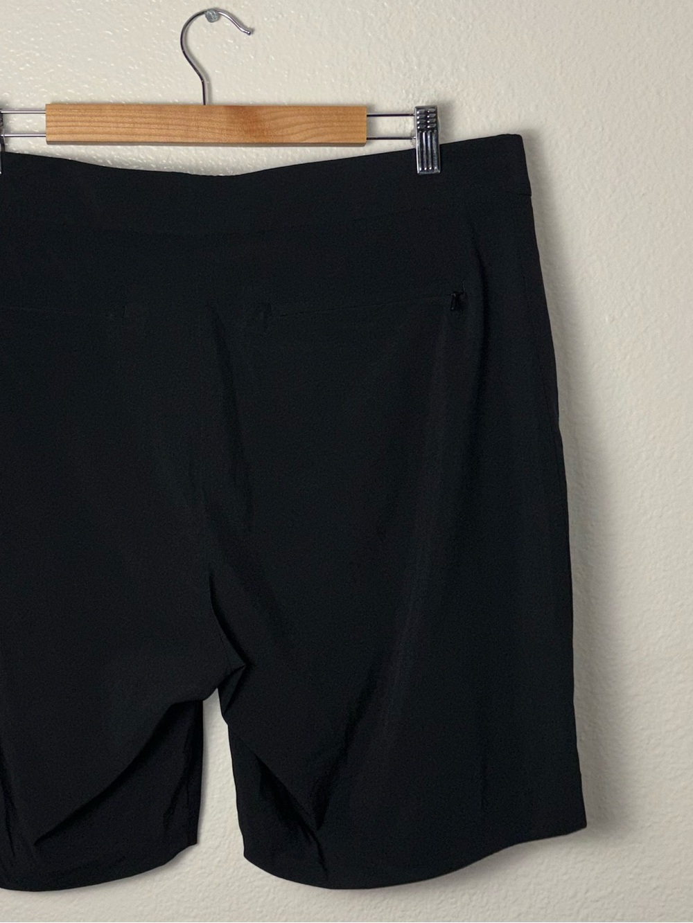 Athleta Tribeca 7" Bermuda Short Black
Women's Size 14 - Picture 12 of 16